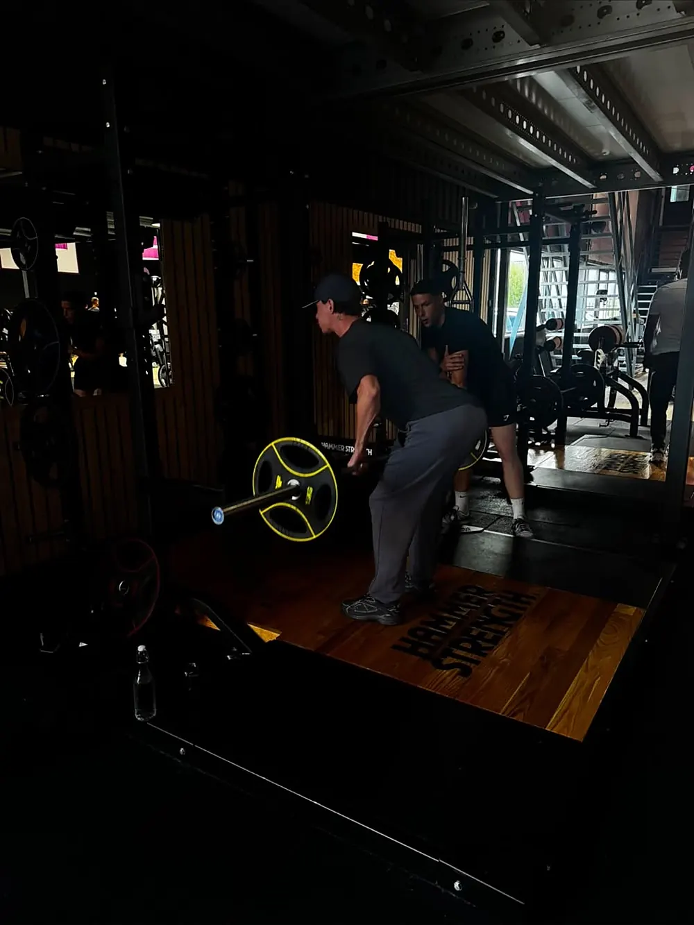 Dion kijkt mee bij een deadlift vanaf het platform
