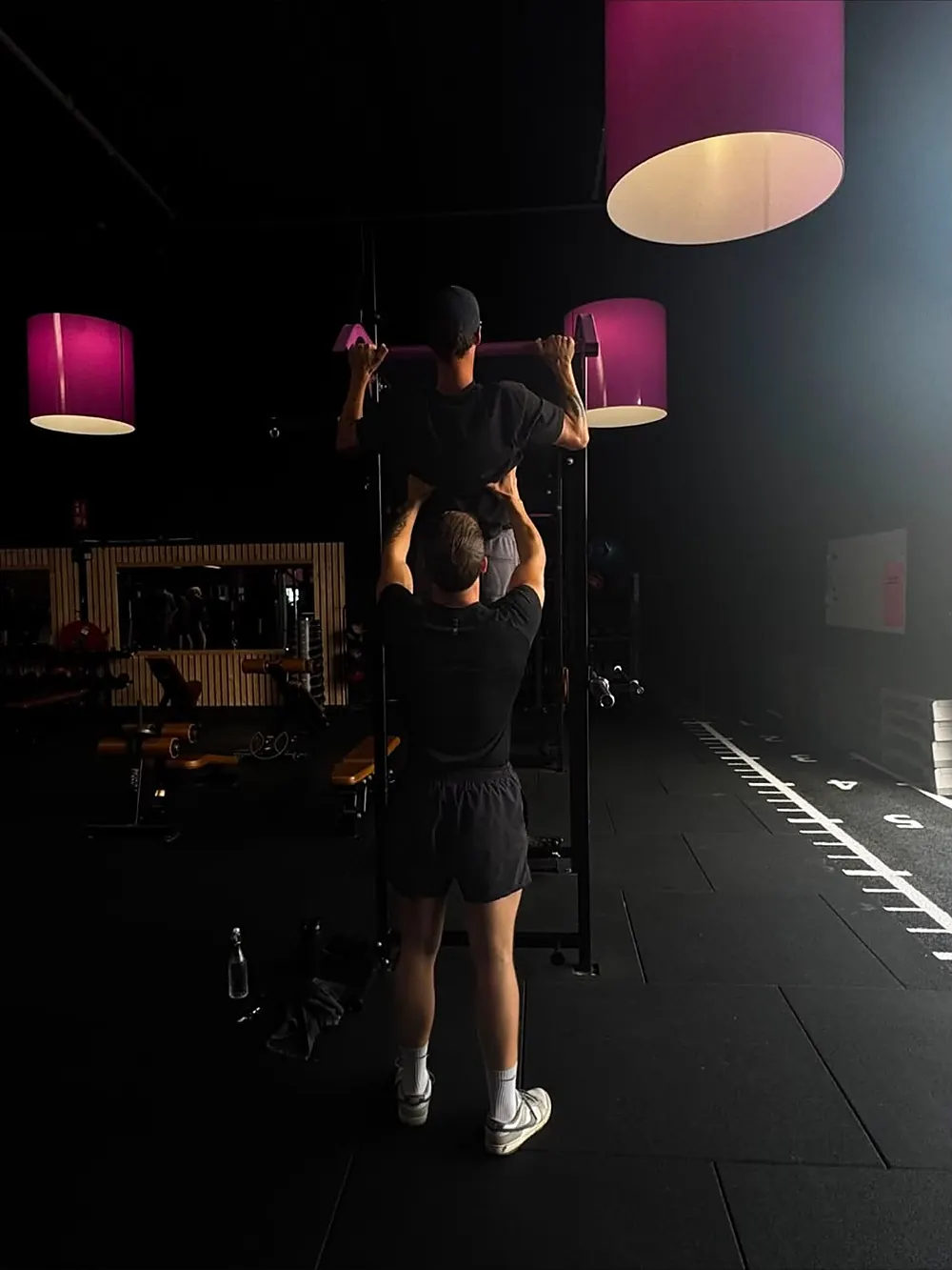 Dion helpt een cliënt bij een pull-up