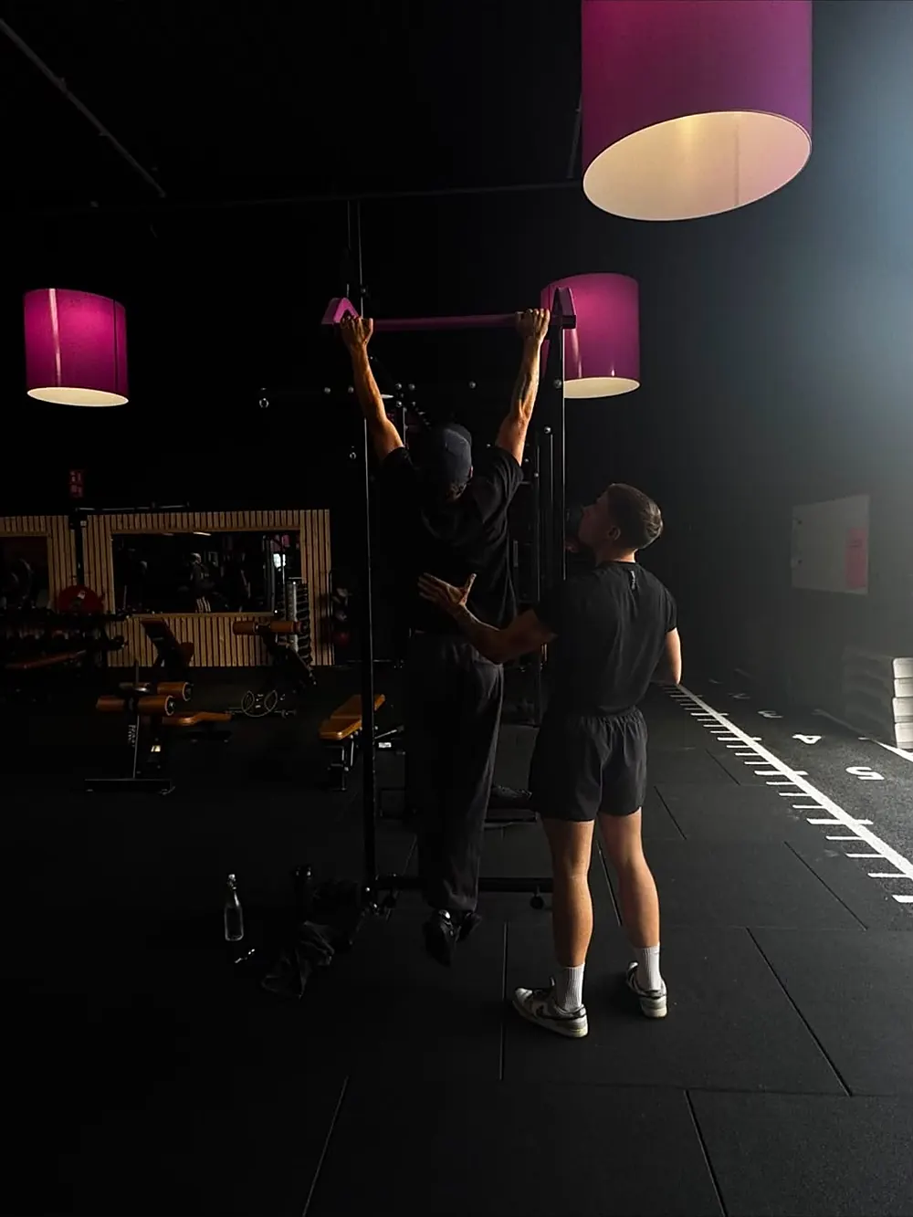 Dion spot een cliënt bij de pull-up