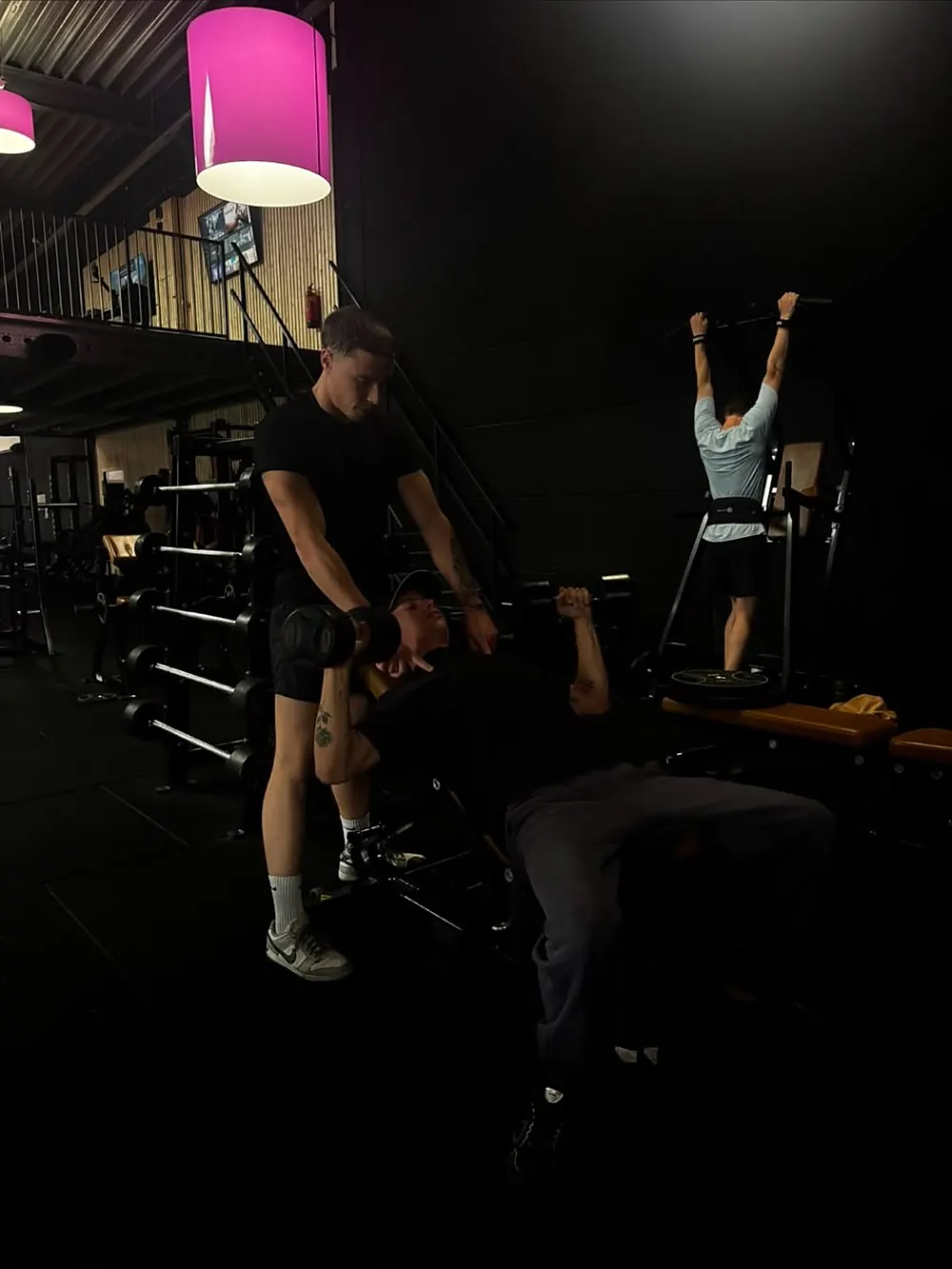 Dion coacht een cliënt bij de eerste training