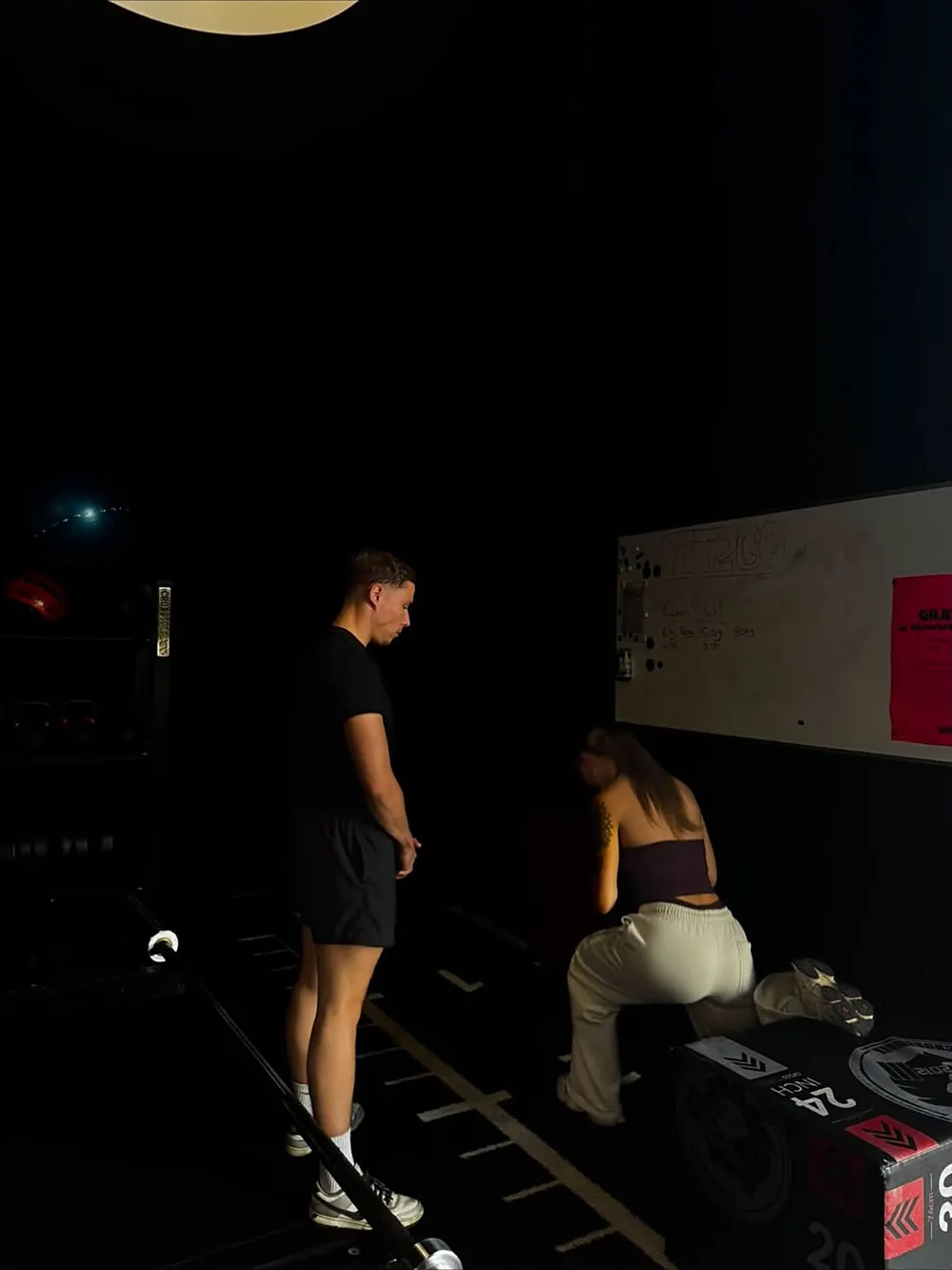 Dion bespreekt het plan met een cliënt bij het whiteboard